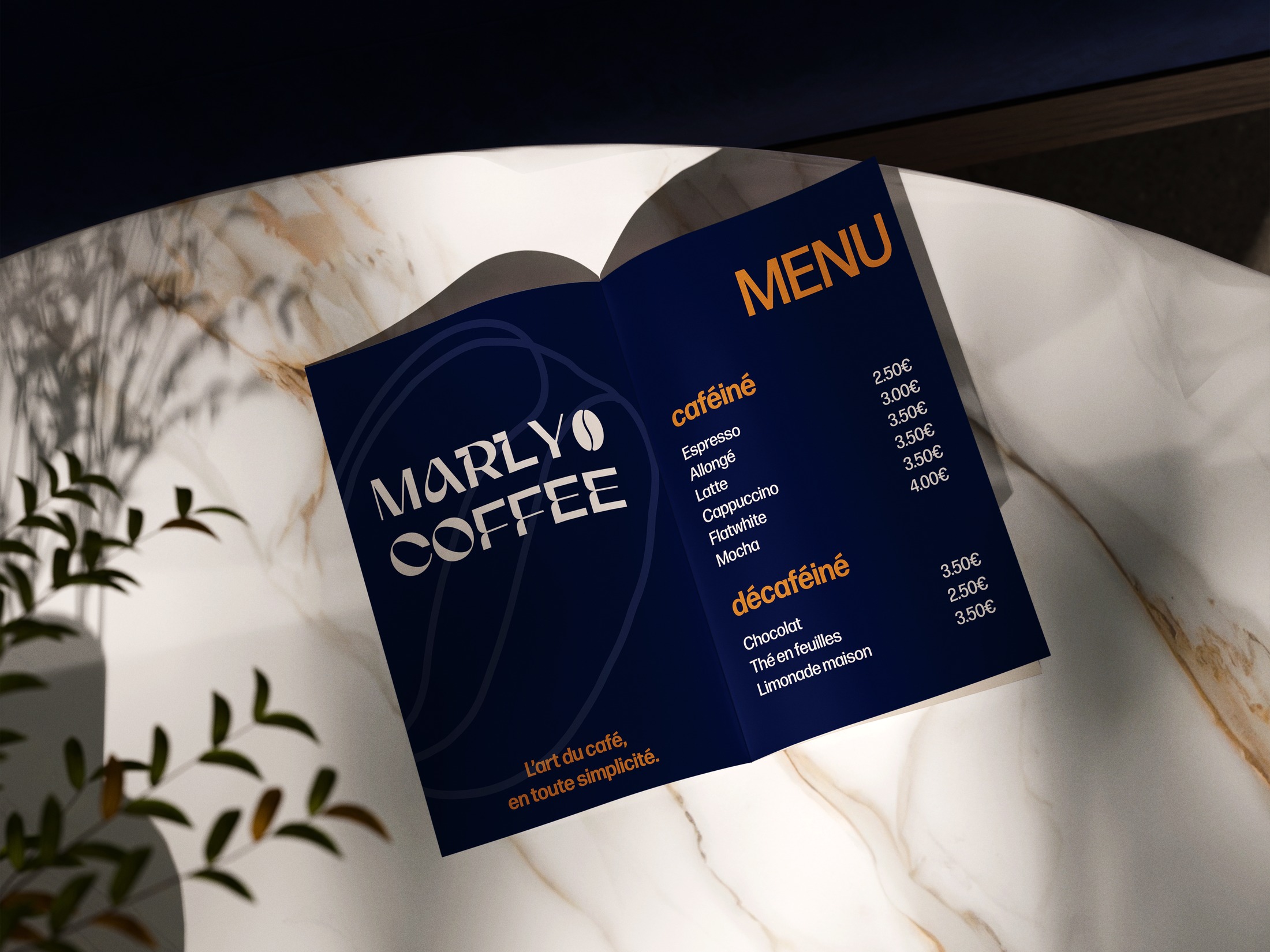 Mockup du menu Marly Coffee posé sur une table