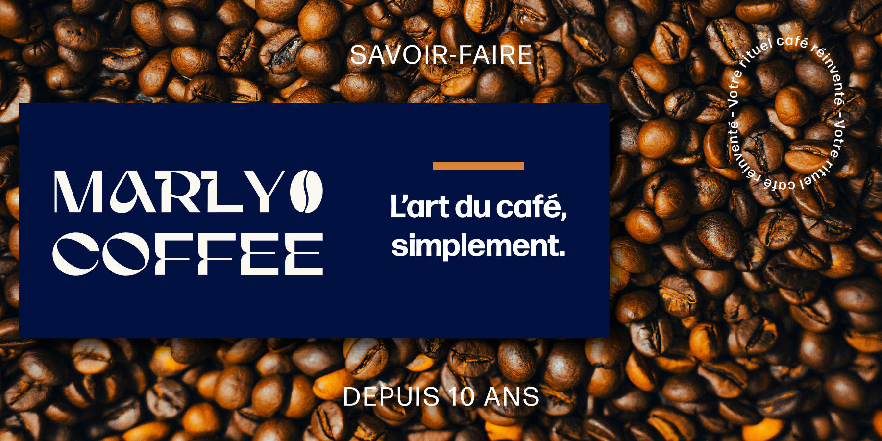 Visuel de la marque Marly Coffee, grains de café et bandeau bleu marine